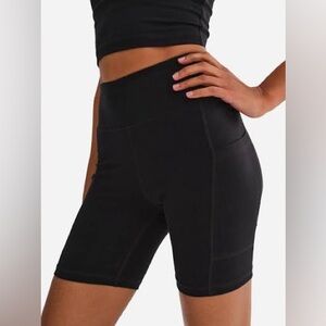 MATE THE LABEL ORGANIC STRETCH POCKET SHORTS IN JET BLACK M